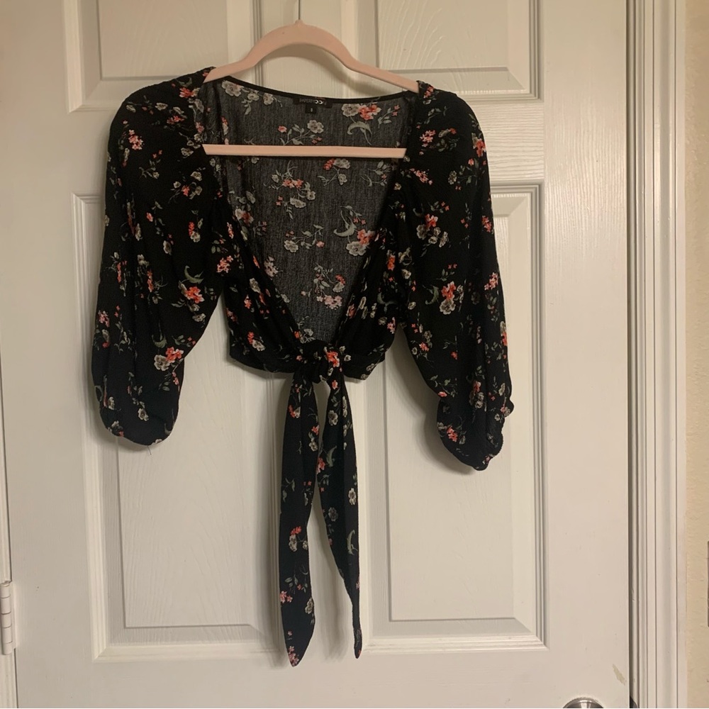 Paper moon black floral tie-front crop top🌸💕